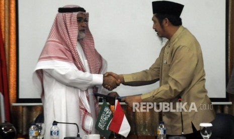 Duta Besar Saudi Arabia untuk Indonesia Osama bin Mohammed Abdullah Al Shuaibi bersalaman dengan Ketua Umum Wahdah Islamiyah Muhammad Zaitun Rasmin (dari kiri) saat mengadakan pertemuan dengan sejumlah tokoh ormas Islam Indonesia di Gedung dewan Dakwah Islamiyah Indonesia, Senen, Jakarta Pusat, rabu (15/11).