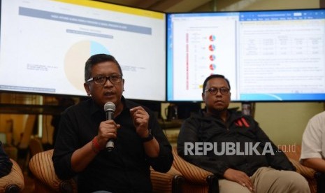 Sekretaris TKN Hasto Kristiyanto bersama Wakil Direktur Direktorat Saksi Tim Kampanye Nasional (TKN) Lukman Edi memaparkan penjelasan di War Room Real Count, Hotel Gran Melia, Kuningan, Jakarta, Ahad (17/4).