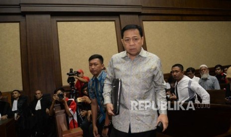 Terdakwa kasus korupsi KTP Elektronik Setya Novanto bersiap mengikuti sidang lanjutan di Pengadilan Tipikor, Jakarta, Senin (12/3).