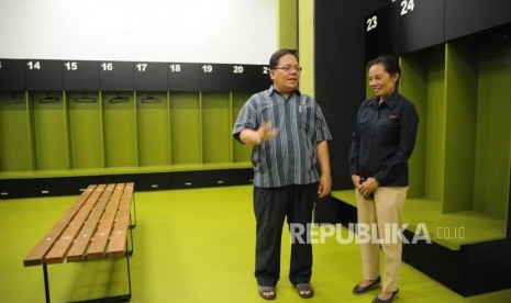 Anggota Ombudsman, Adrianus Eliasta Meliala  (kiri)sedang menerima penjelasan dalam kunjungan   ke Stadion utama Gelora Bungkarno, Jakarta, Rabu (11/4).