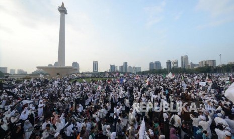 Sejumlah massa dari berbagai organisasi islam mengikuti  reuni aksi 212 di Lapangan Monumen Nasional, Jakarta, Ahad, (2/12).