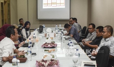 Kunjungan ACT. Redaksi Republika saat berdikskusi dengan  ACT di Kantor Republika, Jakarta, Kamis (25/7).