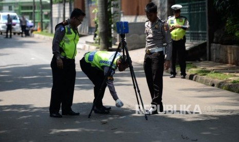 Olah TKP Kecelakaan SN. Polisi dari Polda Metro Jaya melakukan olah Tempat Kejadian Perkara (TKP) kecelakaan mobil yang ditumpangi Ketua DPR Setya Novanto, di Kawasan Jalan Permata Hijau, Jakarta Barat, Jumat (17/11).