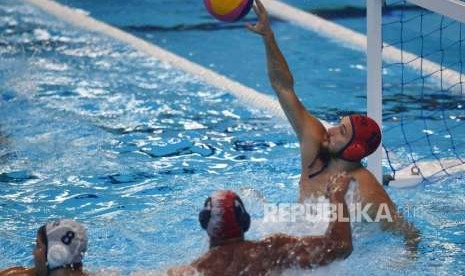 Pemain polo air putra Kazakatan Pavel Lipilen    menangkap   bola saat pertandingan  perempat final cabang olahraga polo air putra Asian Games 2018 melawan   Indonesia  Stadion Aquatic, Senayan, Jakarta,  Kamis (30/8).