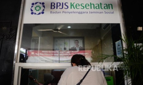 Petugas melayani warga di kantor Badan Penyelanggara Jaminan Sosial (BPJS) Kesehatan KCU Jakarta Pusat, Rabu (1/11).