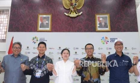 Venue Asian Para Games Siap Digunakan. Menko PMK Puan Maharani (tengah) bersama Mensos Agus Gumiwang, Menpora Imam Nahrawi, Ketua Inapgoc Raja Sapta Oktohari, dan Cdm Asian Para Games Arminsyah (dari kanan) berfoto usai menggelar konferensi pers kesiapan Asian Para Games 2018 di Jakarta, Kamis (4/10).