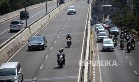 Sejumlah pengendara sepeda motor melintasi Jalan Layang Non-Tol (JLNT) Kampung Melayu - Tanah Abang di Jakarta, Kamis (6/9).