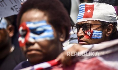 Massa yang tergabung dalam Mahasiswa Papua melakukan aksi solidaritas di Jalan Diponegoro, Kota Bandung.