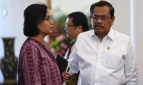 Menteri Keuangan Sri Mulyani (kiri) berbincang dengan  Jaksa Agung HM Prasetyo sebelum mengikuti Sidang Kabinet Paripurna di Istana Bogor, Jawa Barat, Senin (8/7/2019).