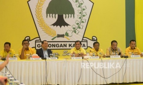 Ketua Harian Partai Golkar Nurdin Halid (tengah) bersama Sekjen Idrus Marham (ketiga kanan) dan sejumlah ketua koordinator bidang melaksanakan rapat pleno di kantor DPP Partai Golkar, Jakarta, Selasa (21/11).