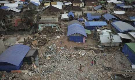 Foto udara bangunan rumah warga korban bencana gempa bumi di Desa Kekait, Gunungsari, Lombok Barat, NTB, Senin (1/10).