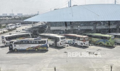 Suasana bus antar kota yang terparkir di Terminal Pulogebang, Jakarta Timur  (ilustrasi) 