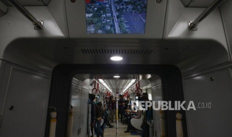 Sejumlah awak media saat menaiki Light Rail Transit (LRT) di Jakarta, Senin (25/2).