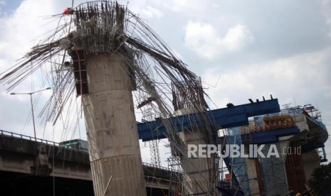 Suasana kondisi tiang girder proyek pembangunan Tol Bekasi-Cawang-Kampung Melayu (Becakayu) yang ambruk di Jalan DI Panjaitan, Jakarta, Selasa (20/2).