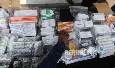 Petugas memperlihatkan barang bukti obat-obatan yang dijual bebas tanpa resep dokter (ilustrasi).