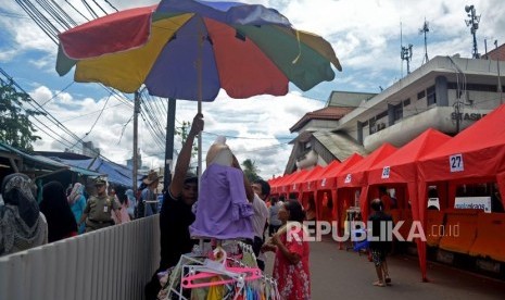 Pedagang Kaki Lima (PKL) menata dagangan ketika dilakukanya penutupan Jalan Jatibaru di Kawasan Tanah Abang, Jakarta, Jumat (22/12).