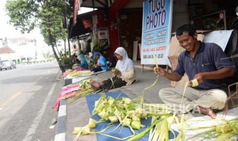 Penjualan Ketupat. Pedagang menjajakan ketupat untuk lebaran Idul Fitri di Pasar Kranggan, Yogyakarta, Senin (3/6/2019).