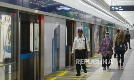 Warga saat turun dari kereta MRT di Stasiun Bundaran HI, Jakarta, Senin (25/3).