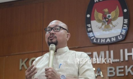 Santunan KPU korban Wafat. Komisioner KPU Pusat Ilham Saputra memberi sambutan saat acara santunan petugas pemngutan suara di Kota Bekasi, Jawa Barat, Jum'at (12/7).