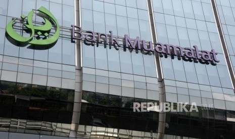 Bank Muamalat: Logo Bank Muamalat terpasang depan kantor pusatnya, Jakarta, Ahad (2/12).