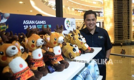 Ketua Inasgoc Erick Thohir berfoto usai launching official merchandise Asian Games 2018 di Mall Senayan City, Jakarta, Jumat (23/3).