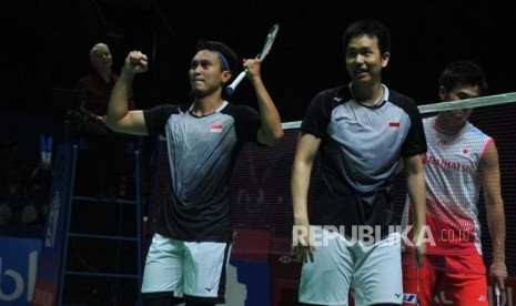 Ekspresi pasangan ganda putra Indonesia Mohammad Ahsan-Hendra Setiawan seusai mengalahkan ganda putra Jepang Takuro Hoki-Yugo Kobayashi dalam pertandingan babak semifinal turnamen Blibli Indonesia Open 2019 di Istora Senayan, Jakarta, Sabtu (20/7).