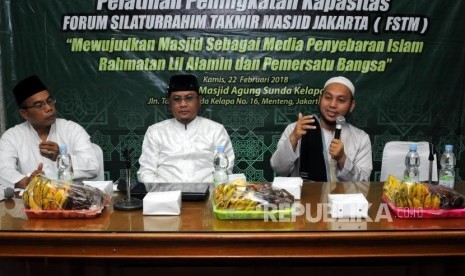 Sekretaris Forum Silaturahim Takmir Masjid (FSTM) Ustaz Ahmad Yani bersama DAI Muda Ustaz Soleh Sofyan  dan Pimpinan Majelis Muwasholah Habib Al Qadri (dari kiri) memaparkan penjelasan saat kegiatan Pelatihan Peningkatan Kapasitas FSTM di Masjid Agung Sunda Kelapa, Jakarta, Kamis (22/2).