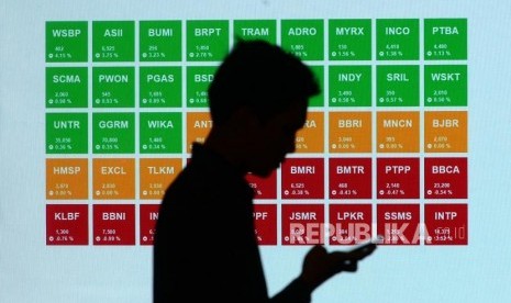 Akhir Pekan IHSG ke Jalur Hijau. Layar besar menunjukan pergerakan nilai saham di Bursa Efek Indonesia, Jakarta, Jumat (27/7).