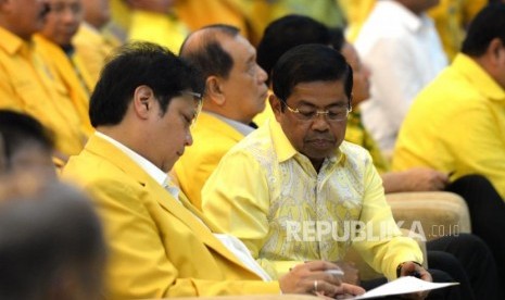 Bakal Calon Kepala Daerah Golkar. Ketua Umum Partai Golkar Airlangga Hartarto menandatangani SK bakal calon kepala daerah didampingi Sekjen Partai Golkar Idrus Marham (kanan) sebelum penyerahan SK bakal calon kepala daerah di DPP Partai Golkar, Jakarta, Jumat (5/1).