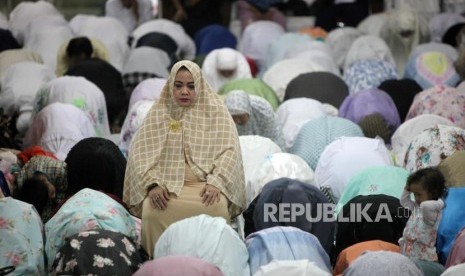 Umat muslim melakukan shalat subuh berjamaah di Masjid Agung Sunda Kelapa, Jakarta, Ahad (4/2).