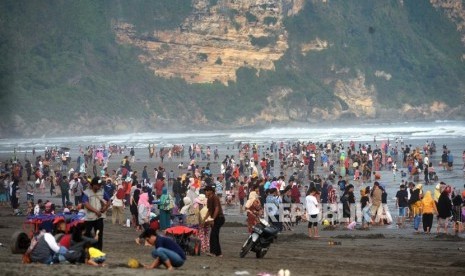 Bantul Siapkan Acara Malam Tahun Baru di Sejumlah Tempat. Warga memadati kawasan wisata Pantai Parangtritis di Bantul, Yogyakarta (ilustrasi).