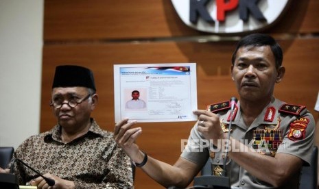 Kapolda Metro Jaya Irjen Idham Azis (kanan) didampingi Ketua KPK Agus Rahardjo (kiri) memperlihatkan sketsa terduga pelaku penyiraman air keras kepada penyidik KPK Novel Baswedan saat konferensi pers di Gedung KPK, Jakarta, Jumat (24/11).