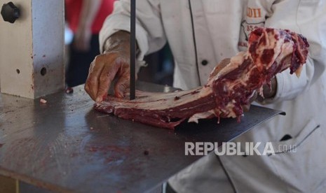 Dua Dokter Diterjunkan Awasi Qurban di Masjid Istiqlal. Petugas saat memotong daging kurban di Masjid Istiqlal, Jakarta. Ilustrasi