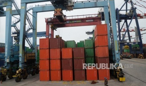 Aktivitas bongkar muat peti kemas di Pelabuhan Tanjung Priok, Jakarta, Rabu (15/11).