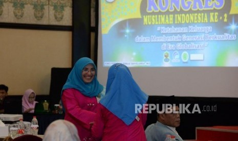 Ketua MUI Bidang Perempuan Remaja dan Keluarga Amany Lubis menyalami peserta kongres usai memberikan sambutan pada pembukaan kongres muslimah Indonesia ke-2 di Jakarta ,Senin (17/12).