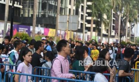  Suasana antrean  penonton di loket tiket Asian Games  di Kawasan Gelora Bung Karno, Jakarta, Rabu (22/8).