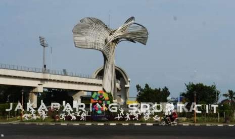 Pengendara sepeda motor melintas di bundaran Jakabaring Sport City, Palembang, Jumat (3/8).