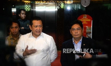 Penambahan Wakil Ketua DPR. Ketua DPR Bambang Soesatyo (kiri) bersama Ketua Fraksi PDI Perjuangan Utut Adianto menyampaikan keterangan pers terkait penambahan jabatan Wakil Ketua DPR di Kompleks Parlemen Senayan, Jakarta, Senin (19/3).