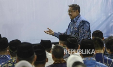 Presiden ke-6 RI yang juga Ketua Umum Partai Demokrat, Susilo Bambang Yudhoyono bersiap menyampaikan pidato pada Malam Kontemplasi di Puri Cikeas, Bogor, Jawa Barat, Senin (9/9).