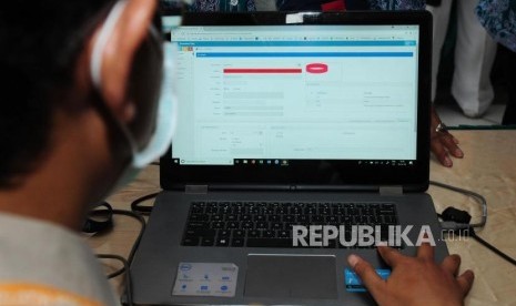 Petugas memeriksa riwayat kesehatan calon jamaah haji melalui kartu kesehatan di Asrama Haji Bekasi, Bekasi, Jawa Barat, Rabu (25/7).