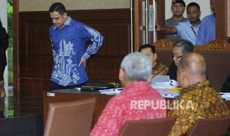 Mantan politisi Demokrat Nazarudin berjalan saat akan   memberikan keterangan  sebagai saksi dalam sidang lanjutan kasus korupsi KTP Elektronik dengan terdakwa Setya Novanto di Pengadilan Tipikor, Jakarta, Senin (19/2).