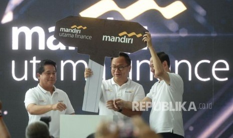 Layanan Kredit Motor Mandiri. Dirut Bank Mandiri Kartiko Wirjo Atmojo (tengah) bersama Dirut Mandiri Utama Finance Stanley Setia Atmadja (kanan), dan Direktur Bisnis Kecil dan Jaringan Bank Mandiri Hery Gunardi meluncurkan program Mandiri Kredit Motor di Jakarta, Senin (18/3/2019).