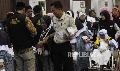 Asrama Haji Pondok Gede.Petugas kantor imigrasi memeriksa kelengkapan administrasi dokumen calon jamaah haji kloter II dari Banten, di Asrama Haji Pondok Gede, Jakarta Timur, Ahad,(7/7).