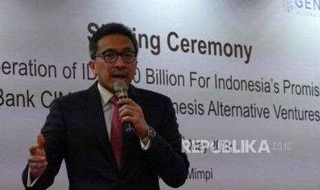 Presiden Direktur CIMB Niaga Tigor M. Siahaan menyampaikan kata sambutannya pada acara penandatanganan perjanjian kerjasama CIMB Niaga dengan Genesis Alternative Ventures (Genesis) untuk pengembangan perusahaan-perusahaan start-up berbasis teknologi di Indonesia di Jakarta, Senin (27/5).