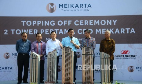 Menko Maritim Luhut Panjaitan (ketiga dari kiri) dan CEO Lippo Grgup James T Riady meresmikan topping off dua tower di Meikarta CBD, Cikarang, Bekasi, Sabtu (29/10).