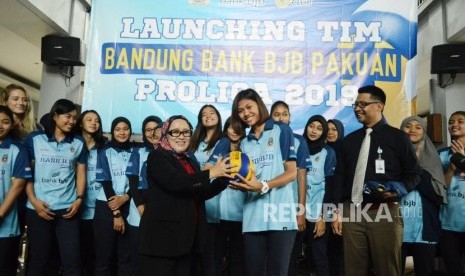 Direktur Konsumer dan Ritel Bank BJB Suartini (berkecamata) berfoto bersama para pemain voli putri Bank BJB pada Launching Tim Voli Bandung Bank BJB Pakuan, di Atmosphere Resort Cafe, Kota Bandung, Selasa (4/12).