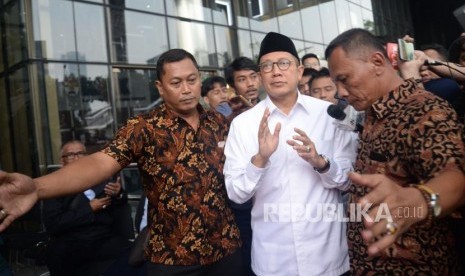 Menteri Agama Lukman Hakim Saifuddin usai menjalani pemeriksaan di kantor KPK, Jakarta, Rabu (8/5).