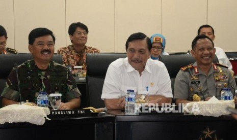 Menko bidang Kemaritiman Luhut Binsar Panjaitan (tengah)