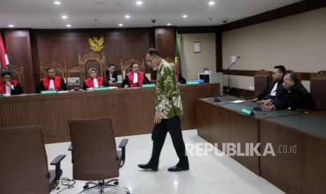 Terdakwa kasus suap pengadaan drone dan alat satellite monitoring di Bakamla Nofel Hasan (kanan) bersiap untuk menjalani sidang vonis di Pengadilan Tipikor, Jakarta, Senin (19/3).