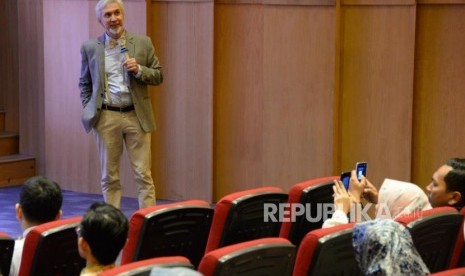 Founder Karim Consulting Indonesia, Adiwarman Karim memaparkan Outlook Perbankan Syariah 2019 di Auditorium Perpustakaan Nasional Republik Indonesia, Jakarta , Kamis (6/12).